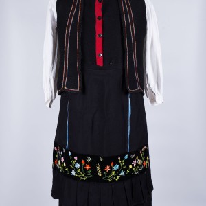Παραδοσιακή γυναικεία φορεσιά με μαύρο γιλέκο και διακοσμητικά κεντήματα