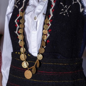 Παραδοσιακή γυναικεία φορεσιά με γιορντάνι