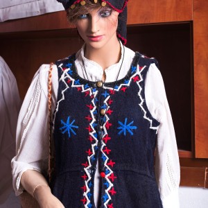 Γυναικεία φορεσιά με κεντητές λεπτομέρειες