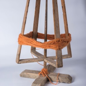 Ξύλινη ανέμη με νήμα