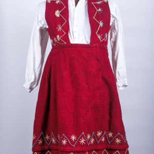 Γυναικεία παραδοσιακή στολή Τζουμέρκων (κόκκινη ενδυμασία)